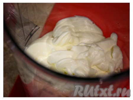 Взбиваем 400 грамм 20% сметаны.
