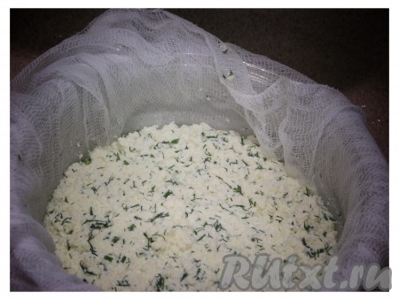 Выкладываем нашу смесь и даем сыворотке стечь.
