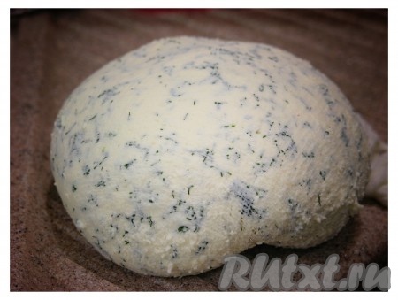 Завязываем марлю.&nbsp;Ставим домашний сыр под гнет на 6-8 часов на холод.
