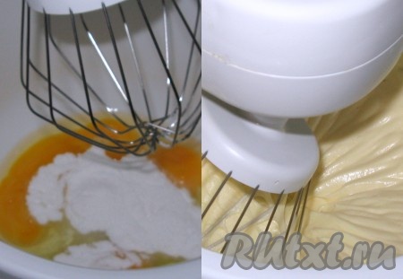 Яйца комнатной температуры и сахарную пудру взбить в пышную кремовую массу (взбивать 10-15 минут).
