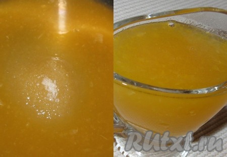 Приготовление сиропа: 3 мандаринки очистить и пюрировать блендером, затем протереть через сито (или просто выжать сок), сок вылить в кастрюльку, добавить сахар, поставить на маленький огонь и проварить до полного растворения сахара, снять с огня и охладить.
