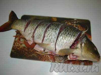 Разрежьте карпа на порционные куски.