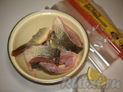 Посолите рыбу и сбрызните её небольшим количеством лимонного сока. Достаточно одной дольки лимона для одного среднего карпёнка.