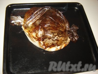 Укладываем наш сметано-карповый мешочек на противень и в духовку на 25 – 40 минут (температура 180 – 200 градусов). При этом никакого масла ни в рукаве, ни на противне – очень удобно.