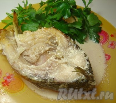 Разрезаем рукав и перед нами вкусный, аппетитный карп в сметане.