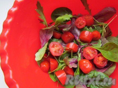 Листья шпината и мангольда промойте, просушите и положите в миску. Добавьте помидоры черри. Полейте лимонным соком и 1 чайной ложкой оливкового масла. Аккуратно перемешайте.
