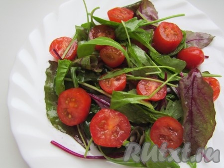 Выложите салат на плоское блюдо.
