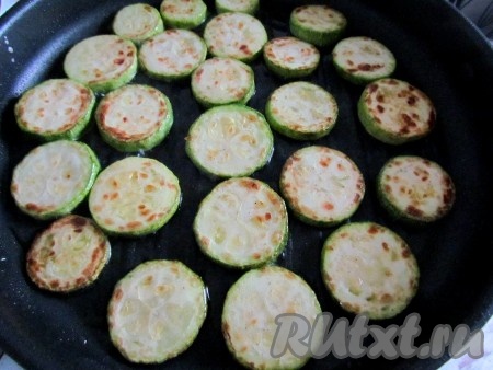 Цукини обжарьте в небольшом количестве оливкового масла с обеих сторон до румяной корочки. выложите на бумажную салфетку.
