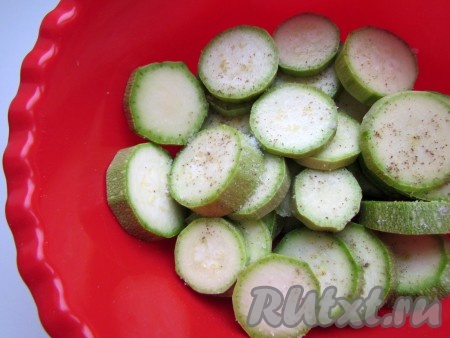 Посолите по вкусу. По желанию добавьте щепотку молотого черного перца.