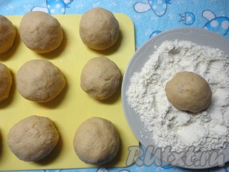 Взять немножко (1 столовую ложку, можно больше) картофельной массы, сделать из неё лепёшку, в центр поместить мясной фарш и сформировать кругленькие клёцки. Каждую обвалять в муке и опустить в кипящую подсоленную воду. Варить 30-40 минут.
