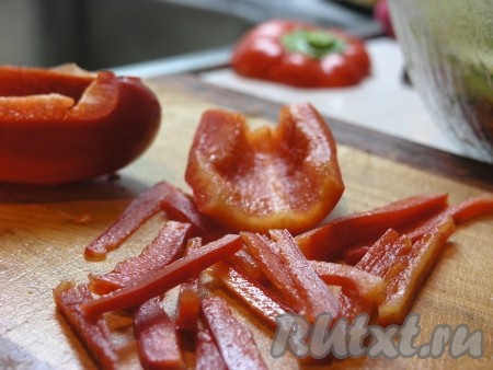 Длинными тонкими полосками нарезаем перец и добавляем его к остальным овощам.