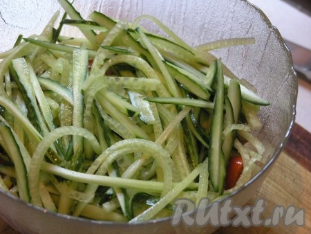 Рыбу и все нарезанные овощи складываем в салатную чашу.