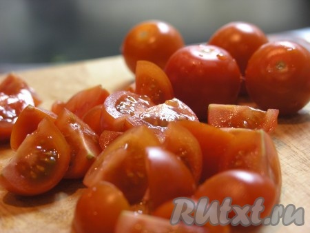 Томаты черри разрезаем на 4 части.