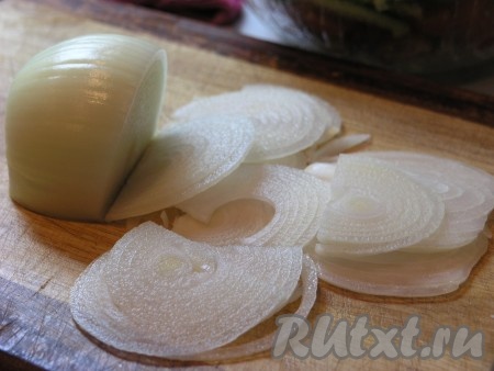 Лук нарезаем кольцами и, как можно, тоньше.