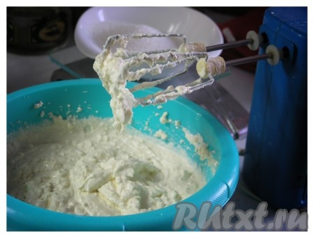 Взбить творожную массу миксером до однородности.