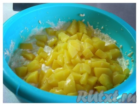 Персики нарезать (не очень мелко) и перемешать с творожной массой.