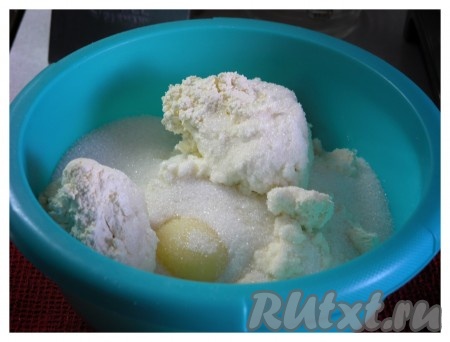 Вначале займёмся начинкой, для этого в миску нужно выложить творог, добавить яйца, сахар и ванильный сахар.