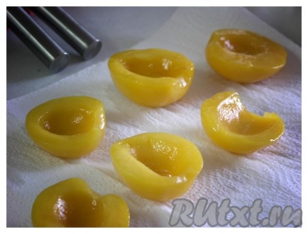 Половинки персиков выложить на салфетки (или на бумажные полотенца), чтобы фрукты немного обсохли.