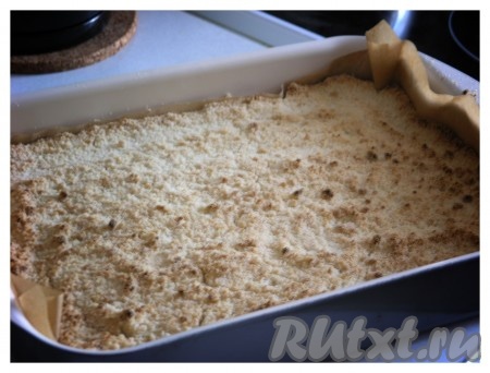 Выпекать королевскую ватрушку &nbsp;с творогом и персиками в разогретой духовке при температуре 200 градусов 30-40 минут (до подрумянивания верха). Затем достать из духовки и полностью остудить.