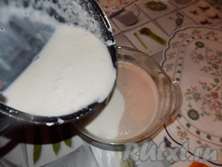 Затем растворяем желатин и добавляем к ванильной сметане, еще раз перемешиваем и можно заливать второй слой.
