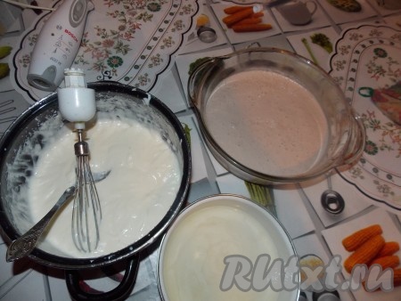 Когда первый слой сметанного десерта застынет, начинаем делать второй слой. Как и в первом слое, половину литра сметаны взбиваем с сахаром, и на этот раз, вместо какао, добавляем ванилин. 
