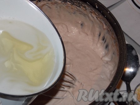 Затем растворяем 1 пакетик желатина, добавляем к сметане и все еще раз перемешиваем миксером. Заливаем сметану в форму, в которой вы хотите готовить десерт, и убираем в холодильник на 1 час для того, чтобы первый слой застыл. Если хотите, чтобы слой застыл быстрее, можно убрать в морозилку.
