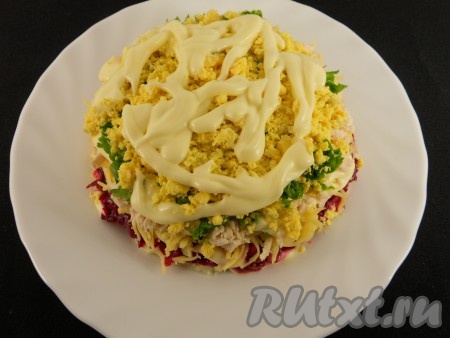 Яйца очистить и отделить желтки от белков. Желтки натереть и выложить следующим слоем (каждый последующий слой делать чуть меньшего диаметра, чем предыдущий). Смазать майонезом.