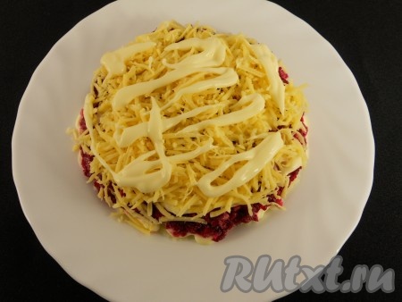 Далее - слой половины натертого сыра + майонез.
