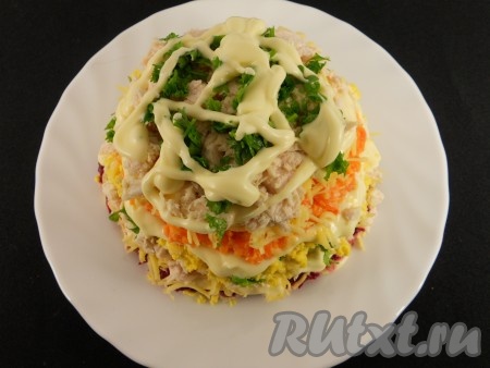 Перемешать и выложить сверху желтков. Далее - слой второй половины курицы и оставшейся зелени, смазать майонезом.