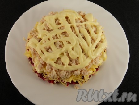 Филе куриное порезать мелкими кусочками, выложить следующим слоем половину мяса, смазать майонезом.
