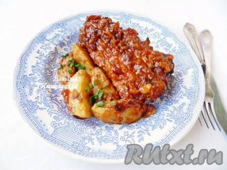 Вкусные, ароматные и сочные свиные рёбрышки достать из духовки и подать к столу вместе с медово-горчичным соусом.