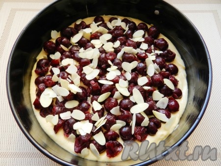 По желанию можно присыпать вишню миндальными лепестками. Поставить форму в разогретую до 180 градусов духовку на 35-45 минут. Готовность пирога проверить деревянной сухой шпажкой (если после прокола теста шпажка останется чистой, сухой, значит доставайте пирог из духовки).