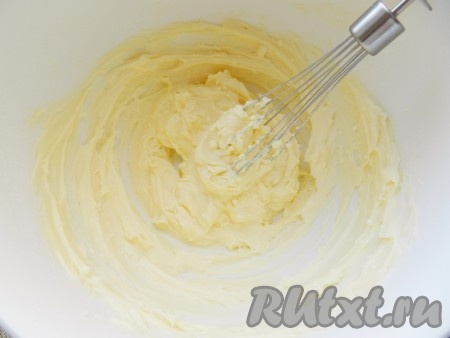 Сливочное масло достать заранее, чтобы оно согрелось до комнатной температуры и стало мягким. Мягкое масло переложить в миску, всыпать сахар, взбить миксером до получения кремообразной массы.