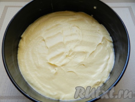 Форму для выпечки смазать сливочным маслом, выложить тесто, разровнять.