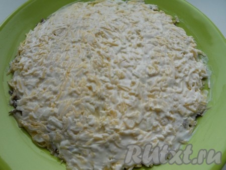 Верхний слой - натёртый на крупной тёрке сыр. Хорошо смазать майонезом.
