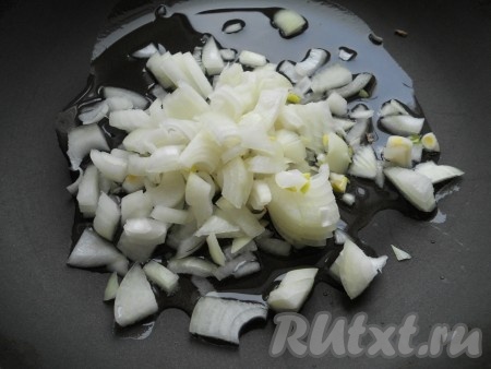 Говяжью печень вымыть, очистить от плёнок, выложить в кастрюлю с кипящей водой, после повторного закипания воды уменьшить огонь и варить печёнку минут 30. Затем достать печень, сделать на ней надрез, если разрез без примесей крови, значит печёнка готова. Если же в разрезе выделяется не прозрачный сок, есть примеси крови, значит проварите печень ещё 5-10 минут. Готовую говяжью печень достать из воды и полностью остудить. Яйца сварить вкрутую (с момента закипания воды варить минут 9-10), затем полностью остудить и очистить. Лук очистить и нарезать на небольшие кусочки. Влить в сковороду немного растительного масла, разогреть и выложить лук.