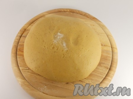 Сразу в горячую смесь всыпать 3-4 столовые ложки муки, хорошо перемешать. Дать остыть до тёплого состояния. Далее всыпать постепенно остальную муку (муки может понадобиться больше или меньше), замесить тесто. Оно должно быть мягким, чуть липнущим при раскатке, но слишком много муки добавлять нельзя - пряник будет жёстким.