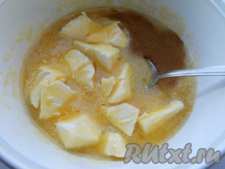 Всыпать корицу и добавить нарезанное на кусочки сливочное масло, ещё раз перемешать масляно-медовую смесь.