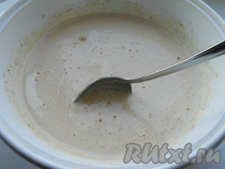 Поставить подготовленную смесь на водяную баню (то есть взять кастрюлю большего объёма, чем ёмкость, в которой замешивали масляно-медовую смесь, налить воду и поставить на огонь, после того как вода закипит, убавить огонь до среднего, сверху поставить ёмкость с масляно-медовой смесью), дно ёмкости с масляно-медовой смесью не должно касаться воды. Постоянно помешивая масляно-медовую смесь, прогреть её до полного растворения масла и сахара. Добавить чайную ложку соды (не гашёную) и интенсивно перемешать. Снять кастрюлю с водяной бани. Смесь увеличится в объёме и побелеет.