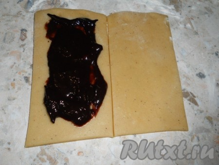 Дать тесту "отдохнуть" 10-15 минут, прикрыв его полотенцем. Далее, подсыпая на стол муку, раскатать тесто в пласт толщиной около 0,5 сантиметра. Пряники можно сделать круглыми, прямоугольными, в виде зверушек и т.д. Для этого нужно вырезать две заготовки из теста. На одну часть заготовки из теста разместить начинку (я взяла густое варенье), оставляя края чистыми, накрыть второй заготовкой и придавить края пальцами или с помощью любого приспособления (например, вилки).