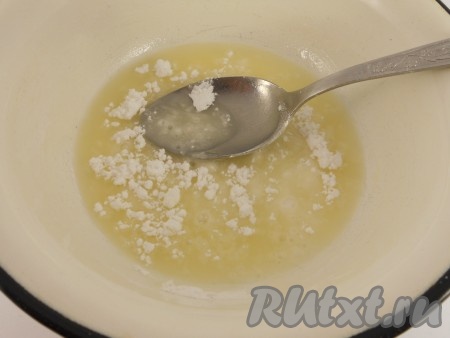 Готовые пряники достать из духовки. Сразу, пока пряники горячие, приготовить помадку, для этого к сахарной пудре добавить молоко, размешать, поставить на маленький огонь. Довести до кипения и, постоянно помешивая, проварить 3-4 минуты. Нанести помадку на пряники, пока помадка и пряники горячие. Помадка быстро застывает, поэтому её лучше приготовить только после того, как пряники будут готовы.