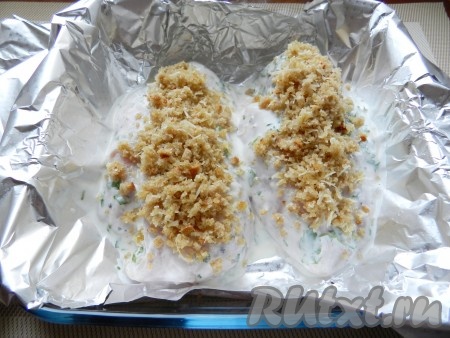 Куриное филе выложить в форму для запекания, застеленную фольгой, на мясо горкой выложить хлебно-сырную смесь, накрыть фольгой и поставить в разогретую до 180 градусов духовку на 25 минут. Потом фольгу раскрыть и запекать куриную грудку ещё 10 минут.