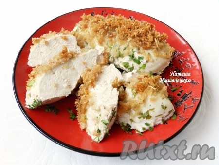 Вкусную и сочную куриную грудку, запечённую в йогурте, достать из духовки и подать к столу в горячем виде.