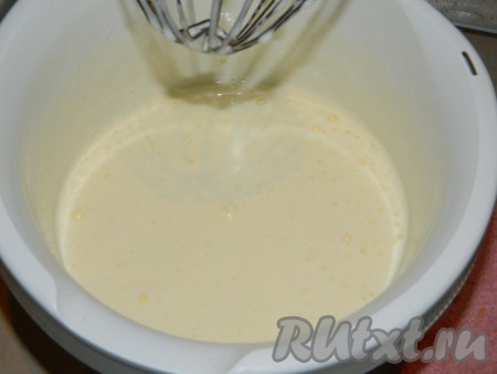 Взбиваем яйца с сахаром до пены.