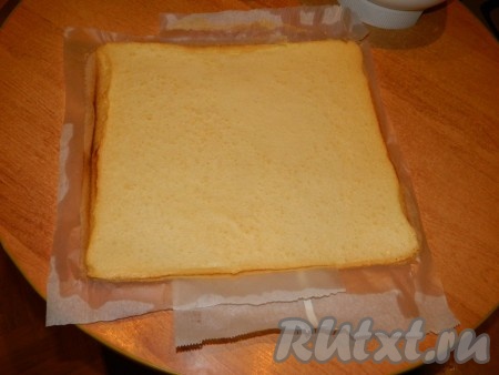 Достаем наш бисквит из духовки.