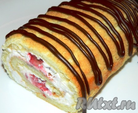 Готовый рулет с творожной начинкой украшаем с помощью растопленного шоколада. Пока греется чайник, даём рулету окрепнуть в холодильнике и зовем всех к столу. Приятного аппетита!
