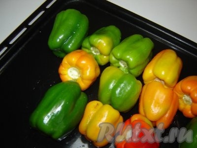 Для начала отсоедините от перцев плодоножки и хорошенько промойте плоды. Плодоножки до мытья перцев надо обязательно удалить, т.к. под ними содержится много грязи и если ее не убрать, то после запекания вся эта «прелесть» попадет к вам на стол. Уложите перцы на противень и поставьте в духовку на 25–35 минут. Запекать надо при температуре 180–200 градусов.