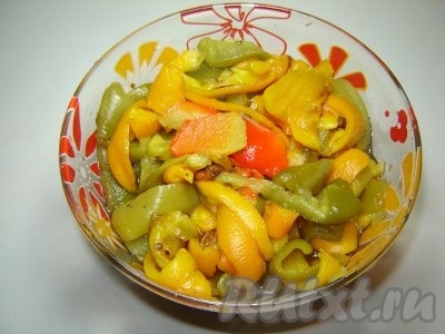 Для трех средних перцев достаточно столовой ложки такой заправки. Смешайте порезанные перцы с заправкой и оставьте салат на 40 – 60 минут пропитаться. После, попробуйте получившее кулинарное чудо и по вкусу добавьте соли. Вполне возможно, что соль вам не понадобится вовсе!