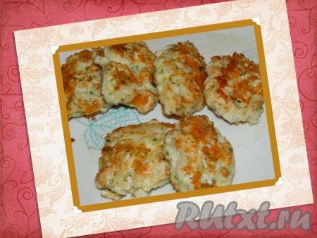 Вкуснейшие рубленные куриные котлеты с сыром и зеленью подаём к столу. Их можно кушать и в горячем, и в остывшем виде.