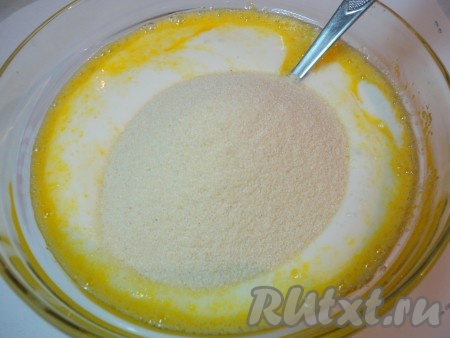 Затем к получившейся массе добавить кефир и манку, хорошенько перемешать. Пусть тесто постоит минут 30, чтобы манка разбухла.